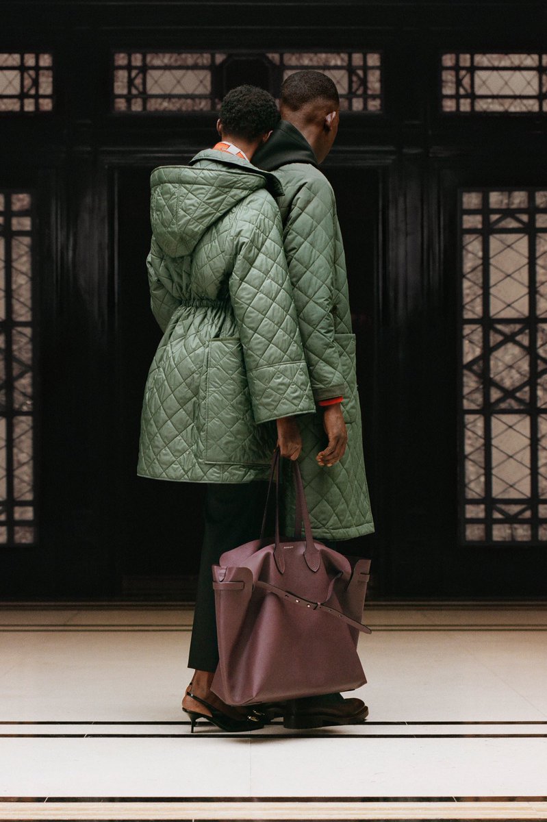 mistertailer's tweet photo. Burberry 2019 Resort 思った以上にいい。カジュアル、ジェンダーといった時代の価値観を想像以上にうまく「バーバリー化」をしている。ティッシの才能の奥深さを知る。恐れ入る。ティッシバーバリー、期待が高まった。 https://t.co/BSvyuvkt5q
