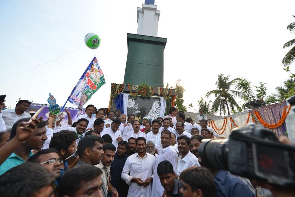 varun2c's tweet photo. @ysjagan completes #2000Kms of his #PrajaSankalpaYatra #WalkWithJagan for better #AndhraPradesh.
#2000KmsOfYSJaganWinningHearts
@YSRCParty
#APSpecialStatus
#YSRCPForAPSpecialStatus
#YSRCPForAPSCS
#YSRCPMPsResign4APSCS
#YSRCPMPsFastforAPSCS
#APPolitics
#India https://t.co/mM698E8K1H