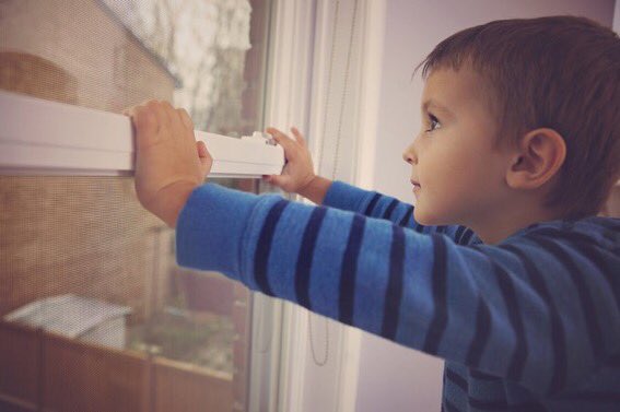 BC_EHS's tweet photo. Keep kids safe – protect children from window falls as temperatures rise in BC. Paramedics &amp; physicians from @BC_EHS &amp; @BCChildrensHosp strongly urge parents/caregivers to ensure their windows/balconies are secure: https://t.co/hCkRSz1nGE

 #windowsafety #childsafety #PatientCare https://t.co/TGbS9Eh4Nh