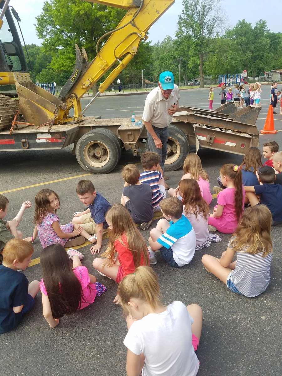 CherylGayer's tweet photo. Career day fun and learning! #seneca_elem #senecatpc https://t.co/tiddDM7gzA