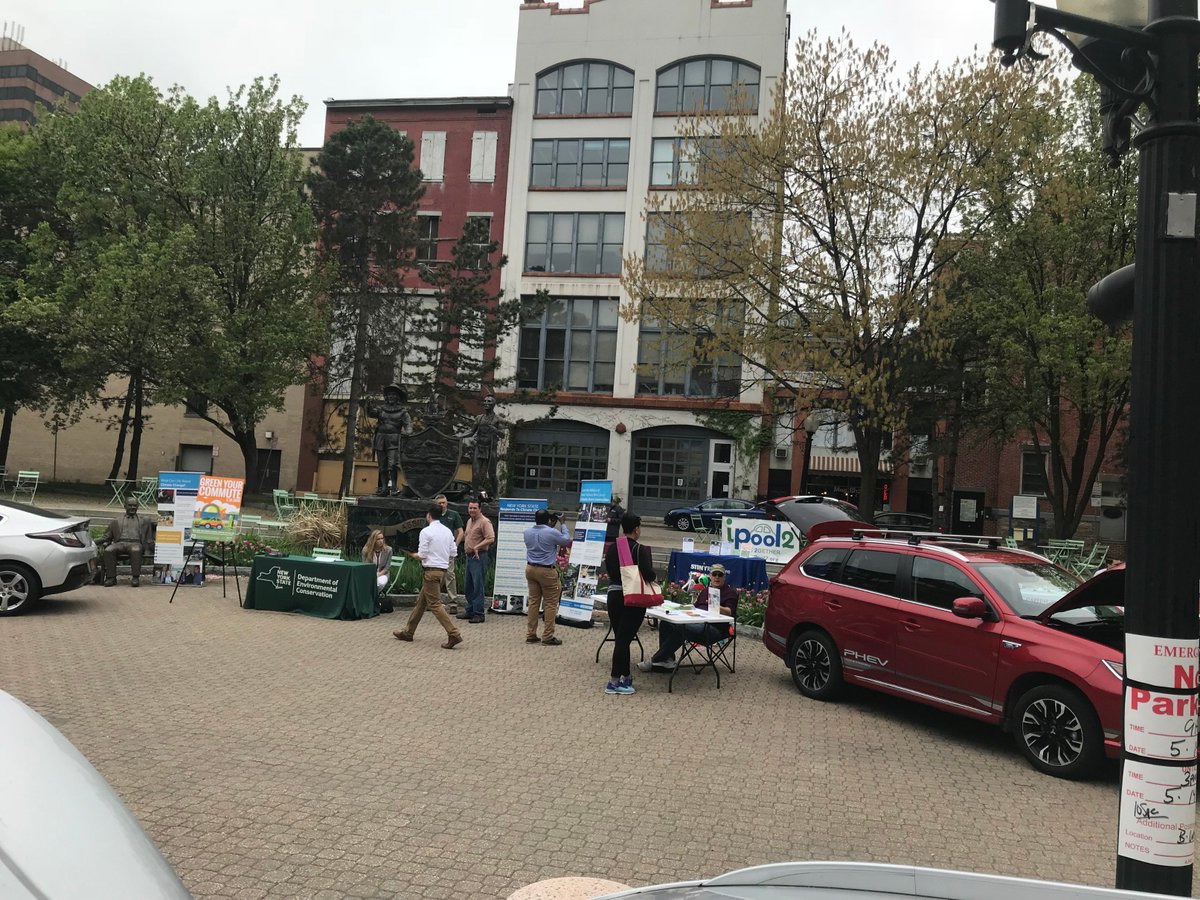 511NY_Rideshare's tweet photo. Green Your Commute day is only a few days away! Today we helped people choose #greencommutes in #Albany with @NYSDEC! How are you greening your commute? #GYCD2018 https://t.co/ulEkCr8FGS