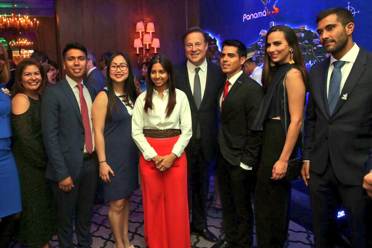 Contento de compartir con los jóvenes panameños que estudian sus maestrías en Londres, gracias a las Becas Chevening ofrecidas por el Gobierno del Reino Unido. #PanamáUK