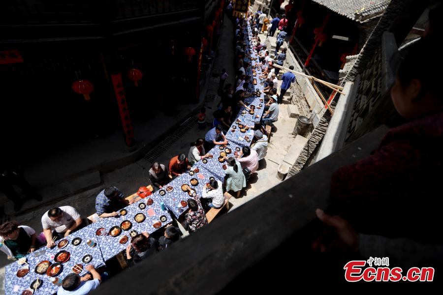 AmazingHenan's tweet photo. The long-table banquet held during a Baodu Village Festival in Luoyang City, Henan https://t.co/fuFRaHt64z https://t.co/PO20Dlrwhv