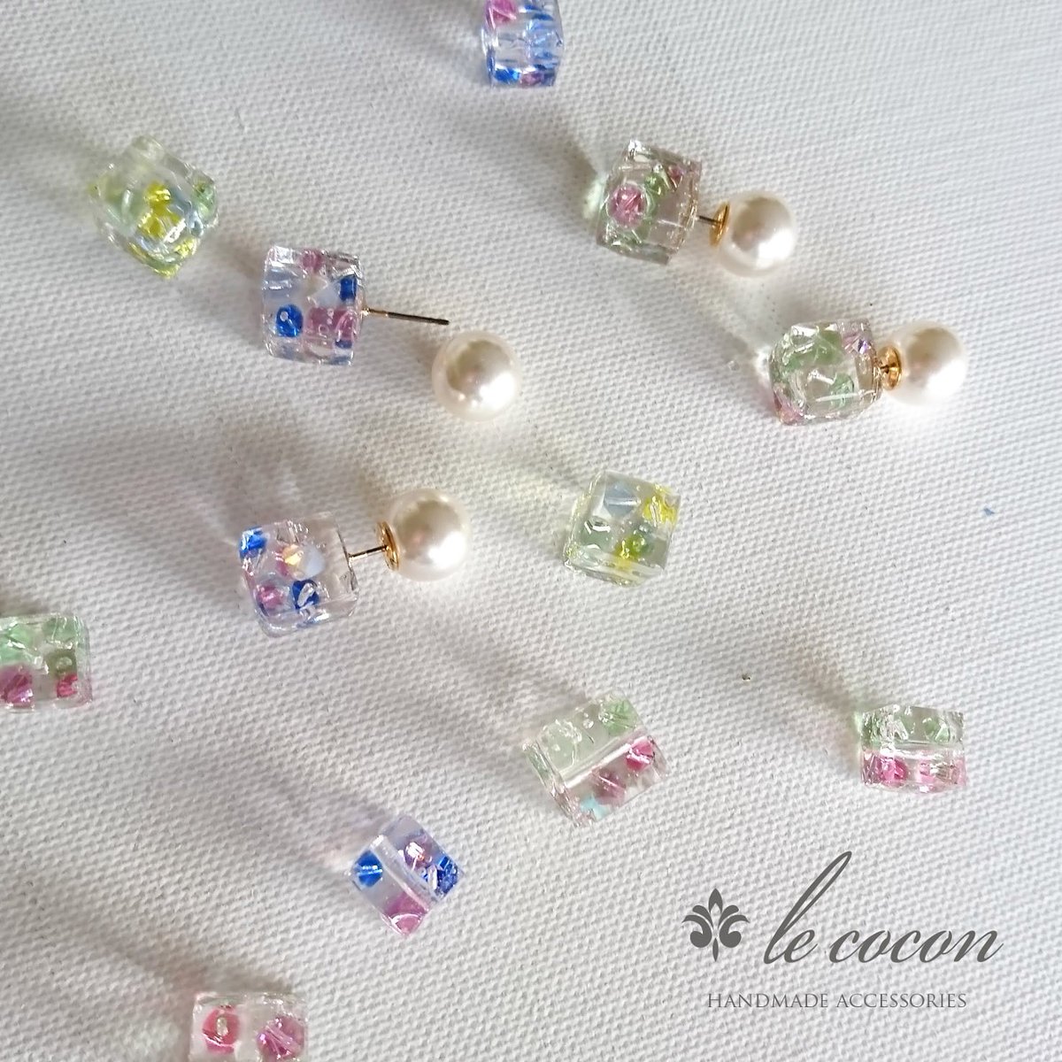 cocon_le's tweet image. こちら、久しぶりのレジン作品の新作です。

カラフルなスワロフスキーをMIXで混ぜて、コロンとしたキューブ状にしました。
ピアスはパールキャッチで、イヤリングはぶら下げるタイプにしようかな～と考え中です。

こちらの新作、5/23～の #つくるつながるマルシェ  から登場です。

#lecocon