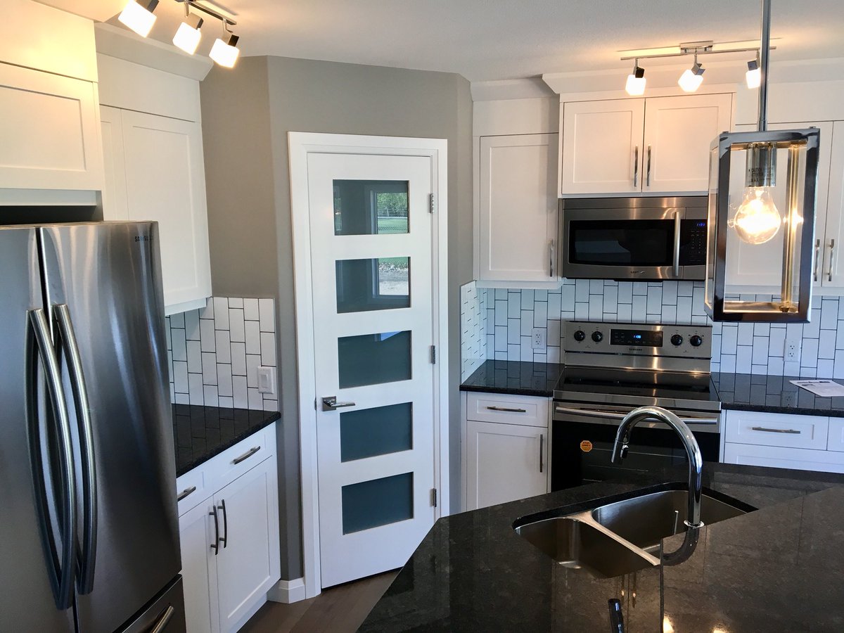 MurrayPound's tweet photo. Check out the fantastic features at 706 Stonehaven Dr. #granite #wideplankhardwood #barrelvault #FivepcEnsuite #triplegarage @shilo.storey @chateauflooring @remaxshilo @woodcraftkitchencabinets https://t.co/sQUeqTUp44