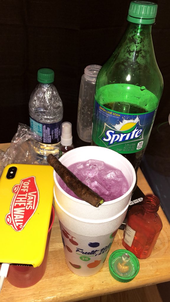 roadrunnertino's tweet photo. 3 in a liter 🙌🏾☔️👿 https://t.co/MBaZ2NFJkz