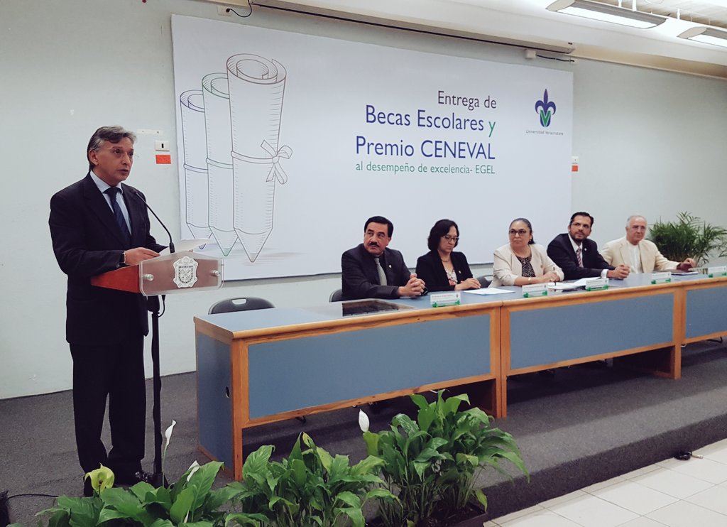 "La UV con eficiente y responsable manejo de recursos hace llegar este estímulo para que estudiantes de alto rendimiento puedan continuar sus carreras": Héctor Coronel Brizio, titular de <a href="/DgaeUv/">DGAE UV</a>.