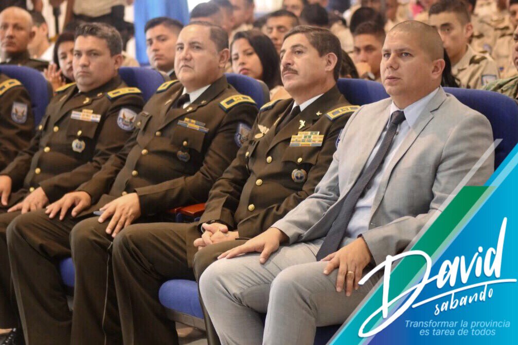 davidsabando16's tweet photo. La @gobersantaelena hizo un reconocimiento a la labor policial y #BrigadasComunitarias por su arduo trabajo. @PoliciaEcuador @MinInteriorEc @Lenin @ComunicacionEc https://t.co/2jCi0xQzSO