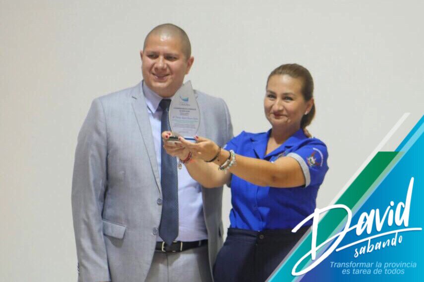 davidsabando16's tweet photo. La @gobersantaelena hizo un reconocimiento a la labor policial y #BrigadasComunitarias por su arduo trabajo. @PoliciaEcuador @MinInteriorEc @Lenin @ComunicacionEc https://t.co/2jCi0xQzSO