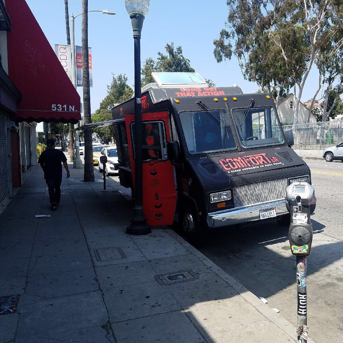 thatactiontruck's tweet photo. We’re out here servin up #thataction in the Fairfax District 😄 So come by and get a #ComfortCone til 8PM 🍗🔥🍗🔥🍗 #wings #foodtruck https://t.co/n5IcwBphrA