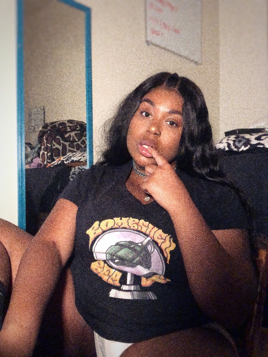 theeebombchelle's tweet photo. Get ya coins ready! π€³π½June 15th @__bombshellbeauty logo tees are dropping! #supportdabrand https://t.co/VZSyk23VlA