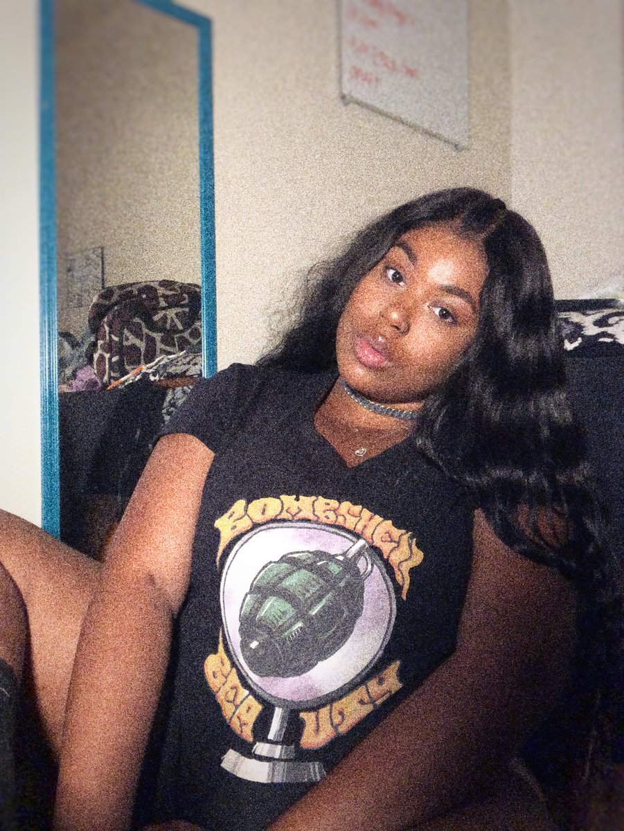 theeebombchelle's tweet photo. Get ya coins ready! π€³π½June 15th @__bombshellbeauty logo tees are dropping! #supportdabrand https://t.co/VZSyk23VlA