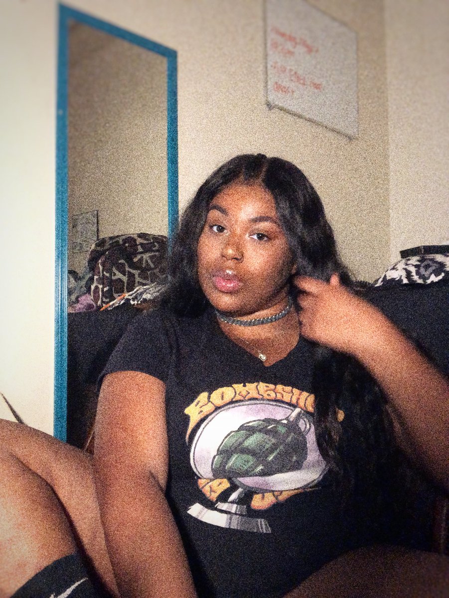 theeebombchelle's tweet photo. Get ya coins ready! π€³π½June 15th @__bombshellbeauty logo tees are dropping! #supportdabrand https://t.co/VZSyk23VlA