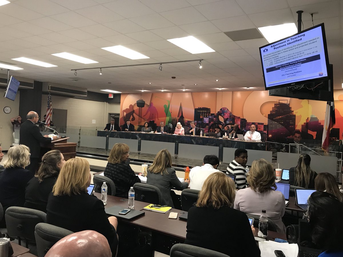 AstridT60's tweet photo. El Distrito Escolar independiente de San Antonio (SAISD) comienza junta de mesa directiva después de escuchar a decenas de maestros y padres de familia que están contra reducciones de maestros para el próximo ciclo escolar. #education #satx #saisd #teachers #tvreporter #vjlife https://t.co/QUhkp7vvaR