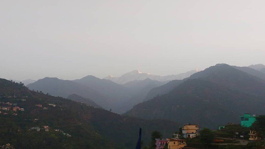 KP_OnTheGo's tweet photo. Early morning scenes from Ukhimath - the visible Garhwal range. Two peaks of Gangotri peeping out on the extreme left, the Kedar and Sumeru peaks in the centre with Mandaki to their right and one of the Chaukhamba peaks peeping out to the extreme right.

.

#uttarakhand #ukh… https://t.co/qExxDt1LTf