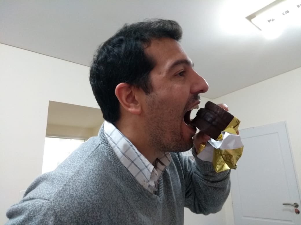 gastonalonsobb's tweet photo. Desafío para @cuervotinelli! Los nuevos alfajores de Manolo tamaño XXL 😁. https://t.co/3iIW2XFXln