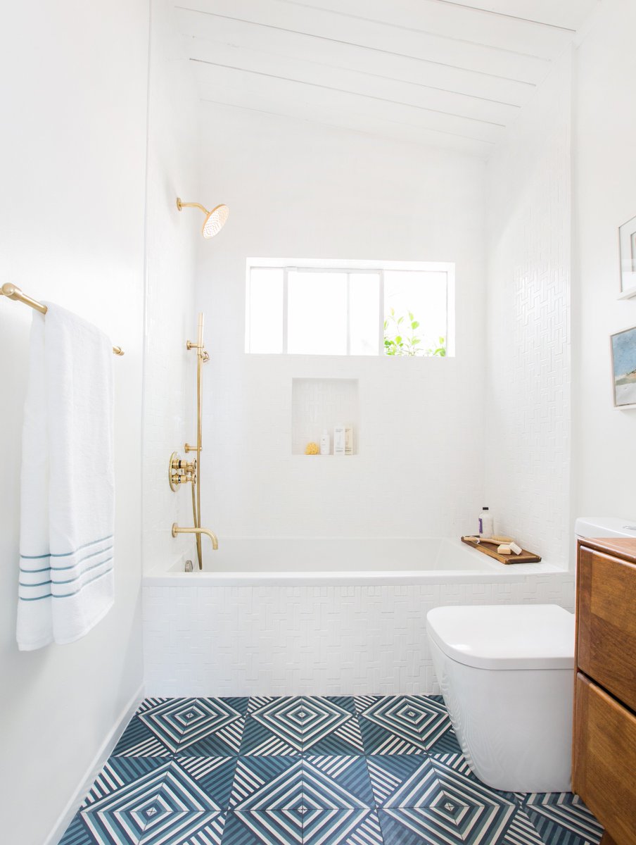 em_henderson's tweet photo. I’ve designed my fair share of bathrooms (this one from our old home is a favorite). Never before have I come up with 2 design plans for 1 bathroom, but today on the blog I’ve got two possible design plans for our master bathroom -https://t.co/0yEGEpA0MW #ehdmountainfixerupper https://t.co/QAkdMfop6p