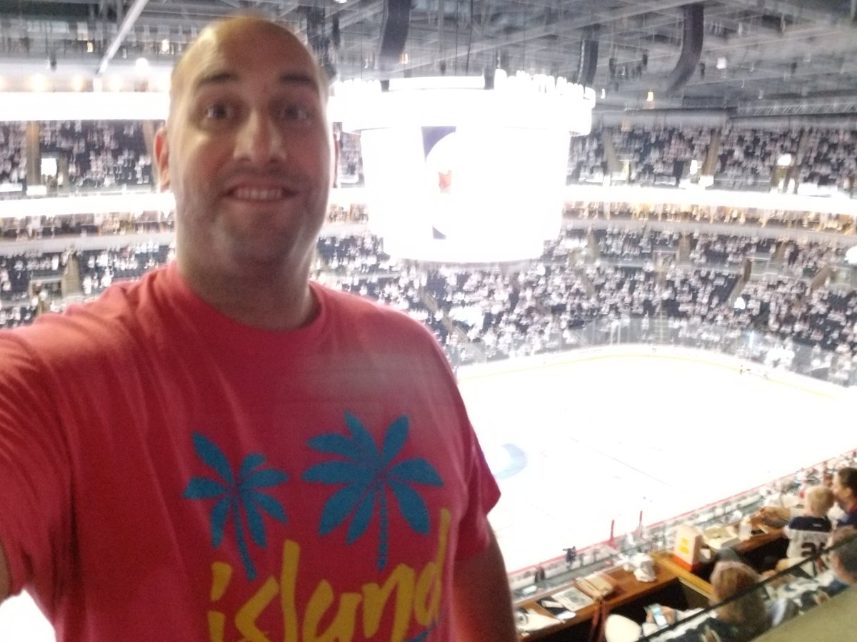 ascottme's tweet photo. #WPGWhiteout #missedTheMemo #realMenWearPink https://t.co/Kg8mGTCWgS