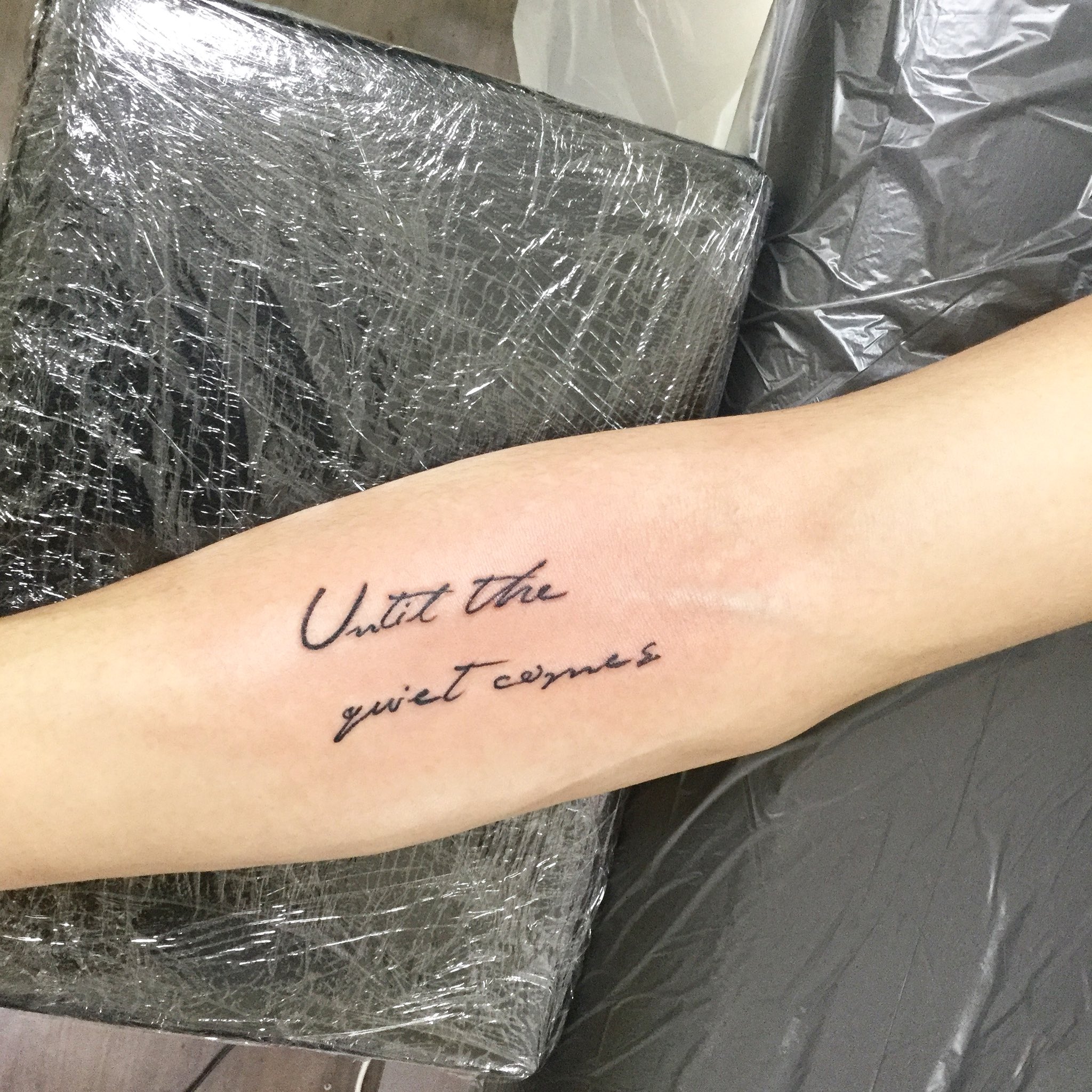 新宿タトゥー Fox Gate Tattoo Twitter પર 腕に文字のタトゥー 5月15日 本日も営業中 和彫りからワンポイント トライバル B Gまでオールジャンル対応のタトゥースタジオ 東京新宿fox Gate Tattoo 新宿駅徒歩7分 個室ブース完備 その他のタトゥー作品