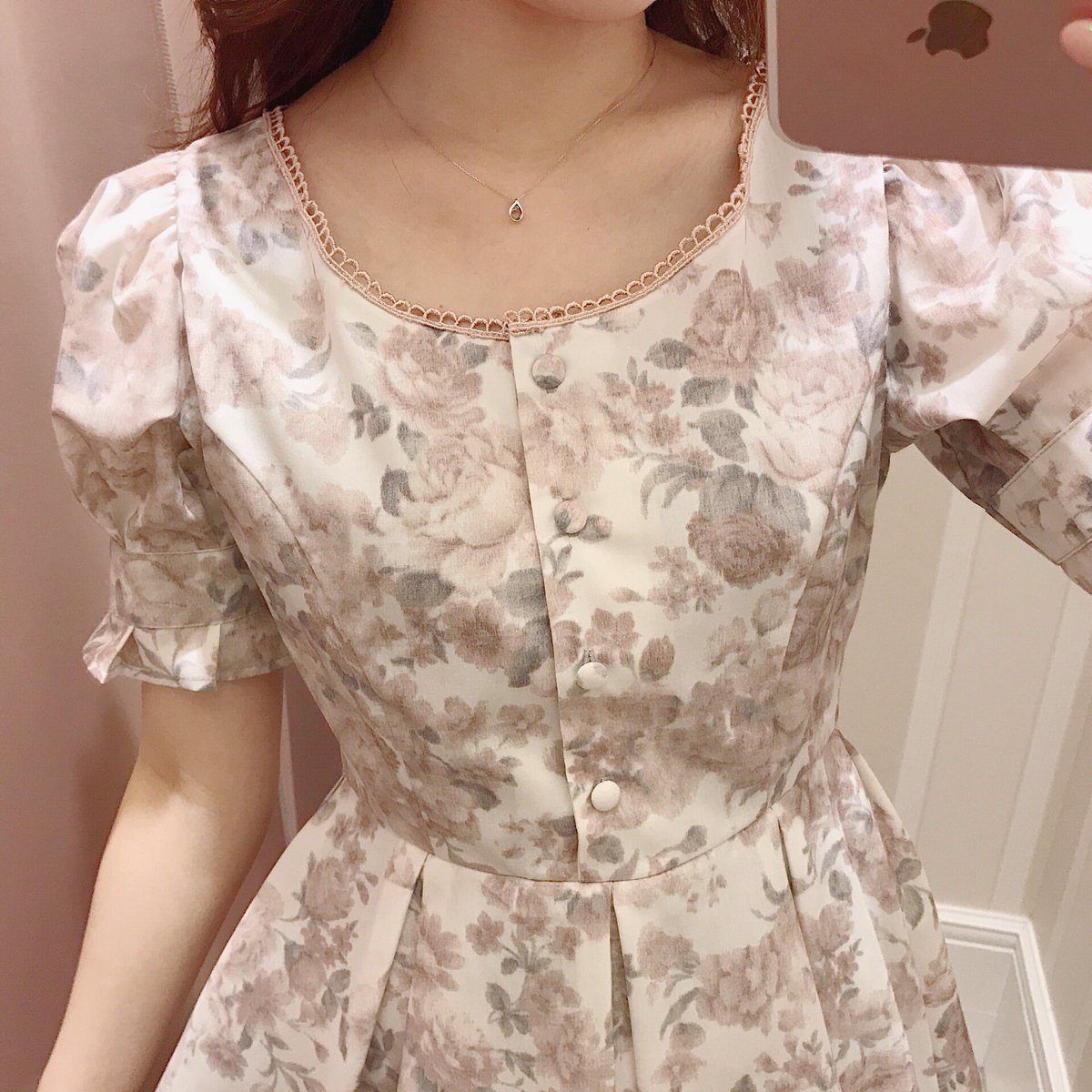 Evelyn Evelyn新宿店 レトロな花柄でお嬢様風ワンピ ウエスト部分が締まっていてスカートの広がりが綺麗にみえます 首もとのさりげないレースとお袖のフリルがポイント 前ボタン花柄op 7 900 Tax