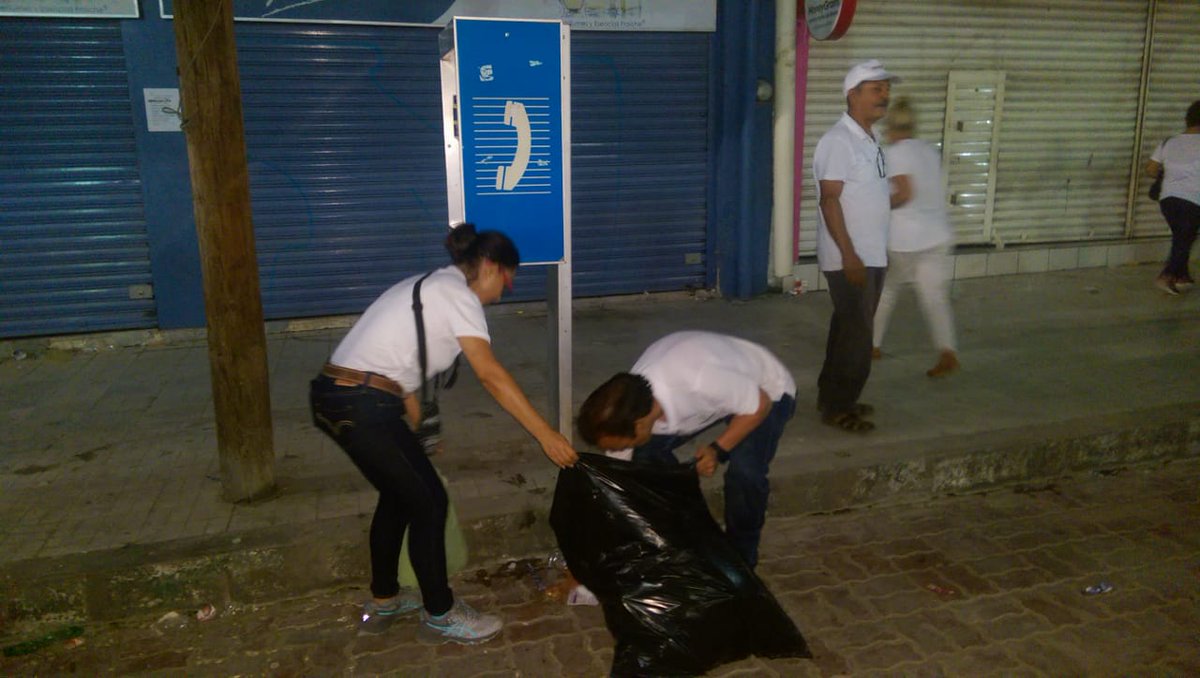 Fafhoo's tweet photo. Cosas que no se cuentan, pero cuentan mucho.

La gente de Ciudad Valles, San Luis Potosí que asistió al mitin de Andres Manuel Lopez Obrador se organizó para dejar limpio el lugar.

Toda la basura fue levantada y puesta en bolsas.

#AMLOManía https://t.co/a8rLJf9O2N