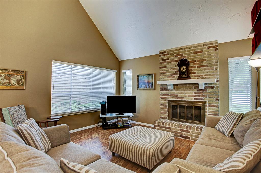 zig_zan's tweet image. 4BHK Single Family Home Spring

Fresh clean  updated! Recent replacement to a/c system roof Has Hardihood siding vinyl #laminate flooring Huge #backyard with  #fence as well Wonderful floor plan two #living areas formal #dining room &amp;amp; master down 

Visit: goo.gl/DoS5cy