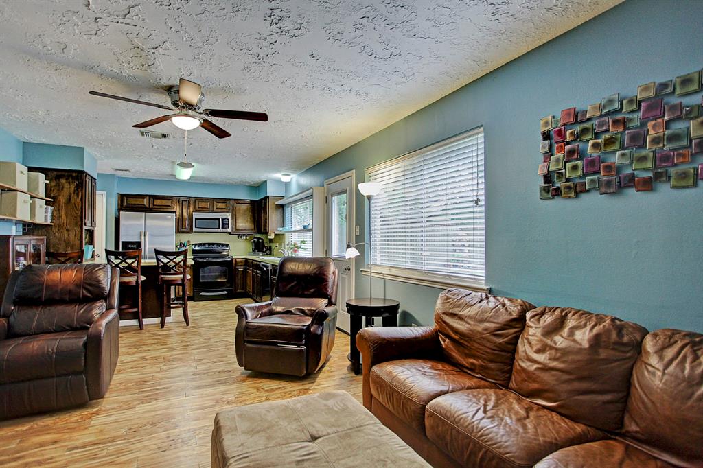 zig_zan's tweet image. 4BHK Single Family Home Spring

Fresh clean  updated! Recent replacement to a/c system roof Has Hardihood siding vinyl #laminate flooring Huge #backyard with  #fence as well Wonderful floor plan two #living areas formal #dining room &amp;amp; master down 

Visit: goo.gl/DoS5cy