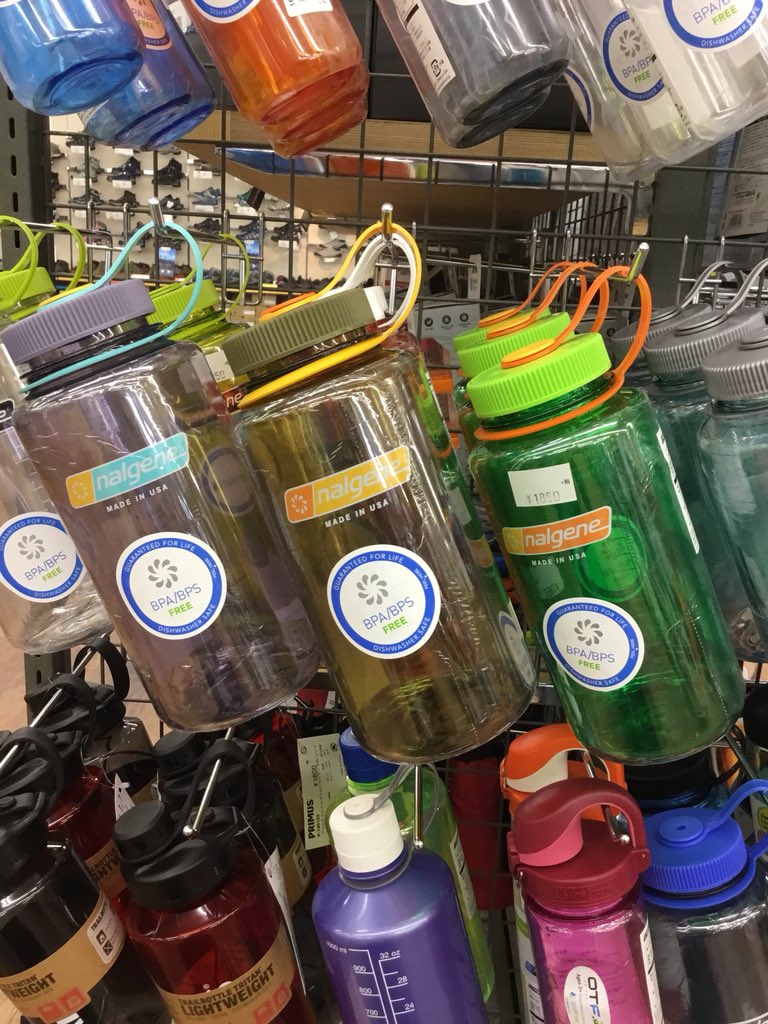ISGgreen's tweet photo. #新潟店 急に暑くなりましたね!水分補給をしっかりしましょう!今期から新しく登場のナルゲンボトルの新色がやっと揃いました!カラフルで実用性の高いボトルがオススメです!
#nalgene #MadeInUSA #BPAFree #BPSFree #耐熱 #電子レンジはダメ https://t.co/2ZegQWdkh8