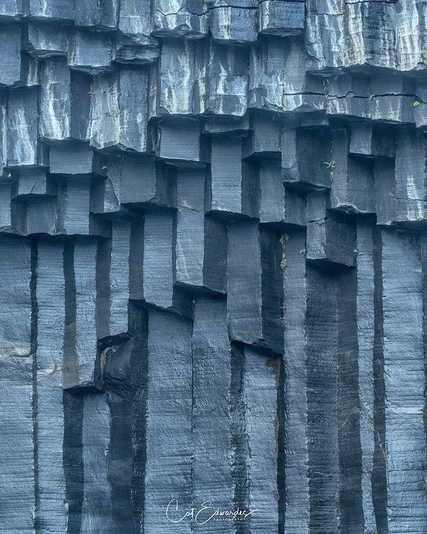 CatEdwardes's tweet photo. The basalt columns at Svartifoss
The hexagonal columns were formed when lava cooled very slowly and the molten rock crystallised into these shapes.

© Cat Edwardes Photography
#Iceland #svartifoss #geology #basalt #basaltcolumn
#catedwardes #icelandwaterfall #landscapephotography https://t.co/iOEgAAPD85