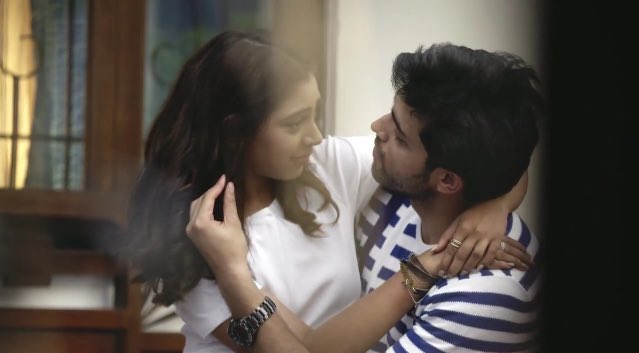ManikMalhotraFC's tweet photo. @NandiniMurthyFc advantages of small beds 😉❤️ #KYYOnVoot https://t.co/3O1QCM34JH