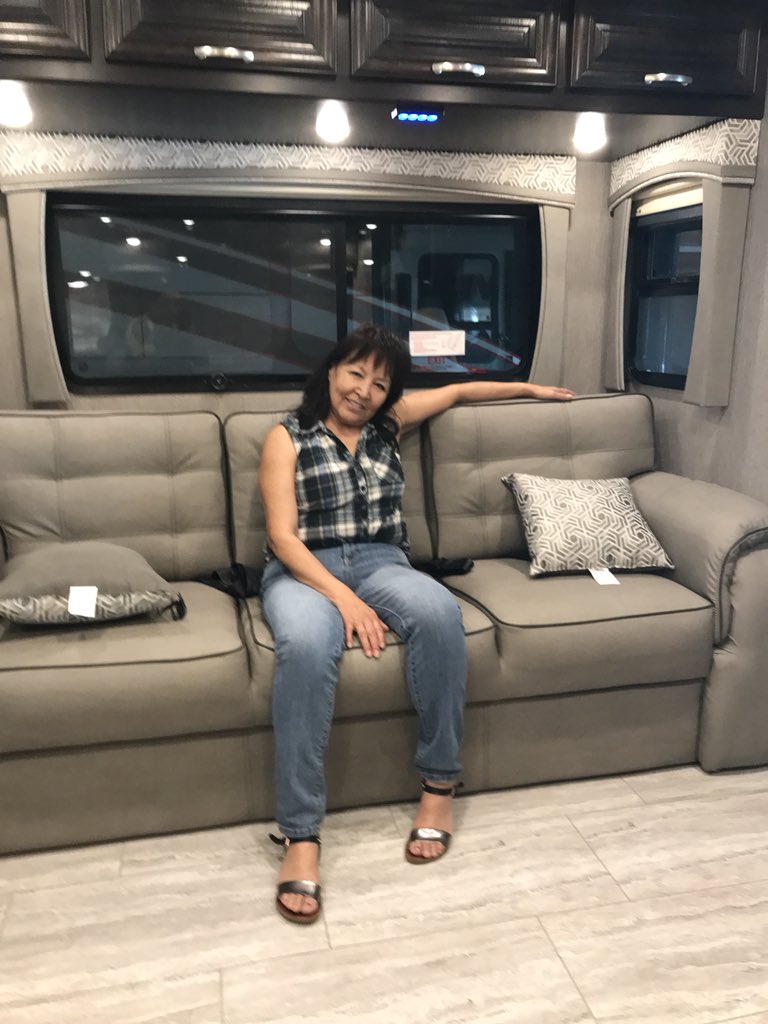 SaraLittlechief's tweet photo. Spruce Grove Alberta visiting my hun’s niece, relaxing in their brand new motor home, awesome wkend👍🏽 🤩👍🏽😎 @Littlechief15 #toberich #BlessedAndGrateful #awesome #weekendfun https://t.co/jrq3yHoppY