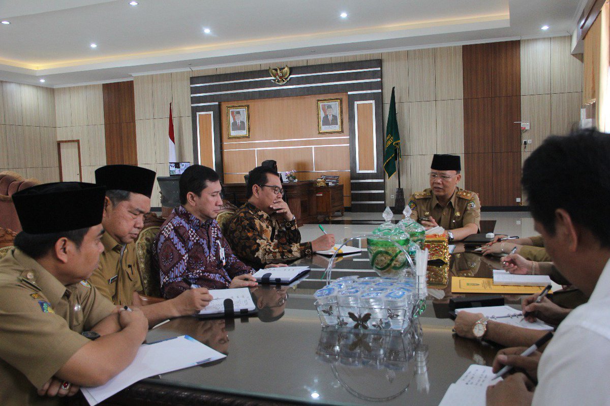 mediacenterBKL's tweet photo. Plt Gubernur Bengkulu Rohidin Mersyah pimpin rapat persiapan Seminar Kawasan Ekonomi Kreatif (KEK) di Jakarta, 14/5.

#bengkulumapan #bengkulumaju #Visit2020 #WonderfulBengkulu https://t.co/zc9ZnUtvfb