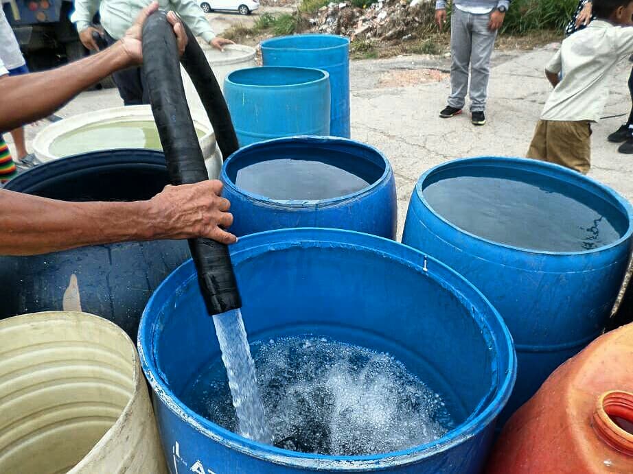 ErikaPSUV's tweet photo. Este plan de contingencia para el Abastecimiento de Agua es un esfuerzo de organización de nuestro pueblo por medio de las mesas técnicas de agua y la unidad del estado y los cuerpos de seguridad para seguir garantizando el derecho al consumo del vital líquido en cada hogar. https://t.co/zj5whSqezL
