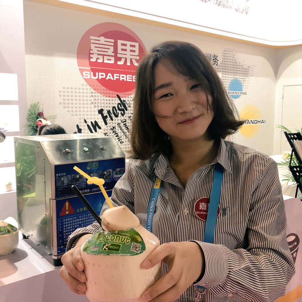 chrisfruitnet's tweet photo. 🌴 🥥 An excellent fresh coconut juice to start the second day of #ChinaFruitLogistica. #freshpower #ShanghaiSupafresh #China https://t.co/jgfmDnE2WC
