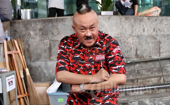 SonoraFM92's tweet photo. Pelawak Kadir 'Srimulat', menyebut jika pelawak Gogon 'Srimulat' telah memiliki riwayat penyakit jantung sejak 2 tahun lalu. Gogon sempat diminta dokter untuk menjalani operasi pemasangan ring jantung. Namun, ia menolak.
#RIPGogon
#BeritaSONORA https://t.co/ywj7KFaYlJ