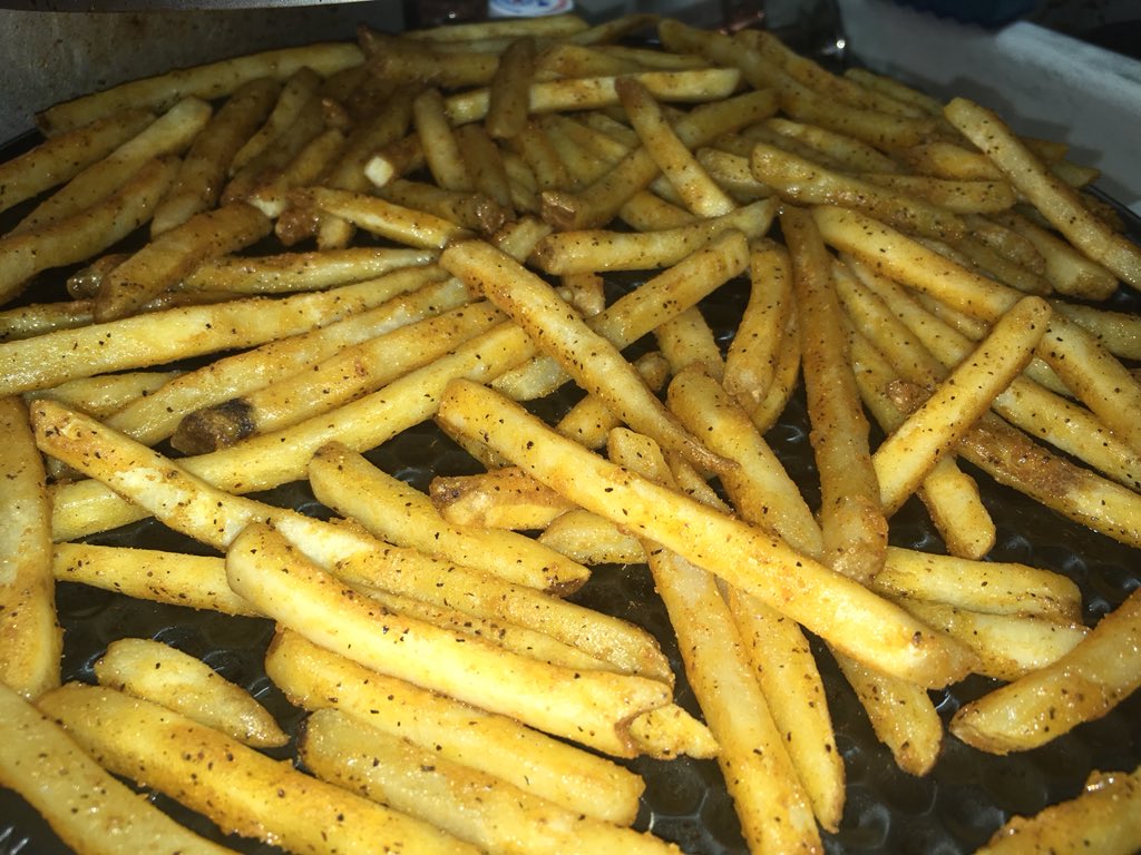 RJ409's tweet photo. @No6WithCheese Righteous recommendation with the frozen Checkers fries, guys. $3 at Jewel. Kicked some open on my Pizzazz pizza rotisserie with my grilled wings tonight. #EatItBitchItsAlwaysGood https://t.co/IGqPa3CThb
