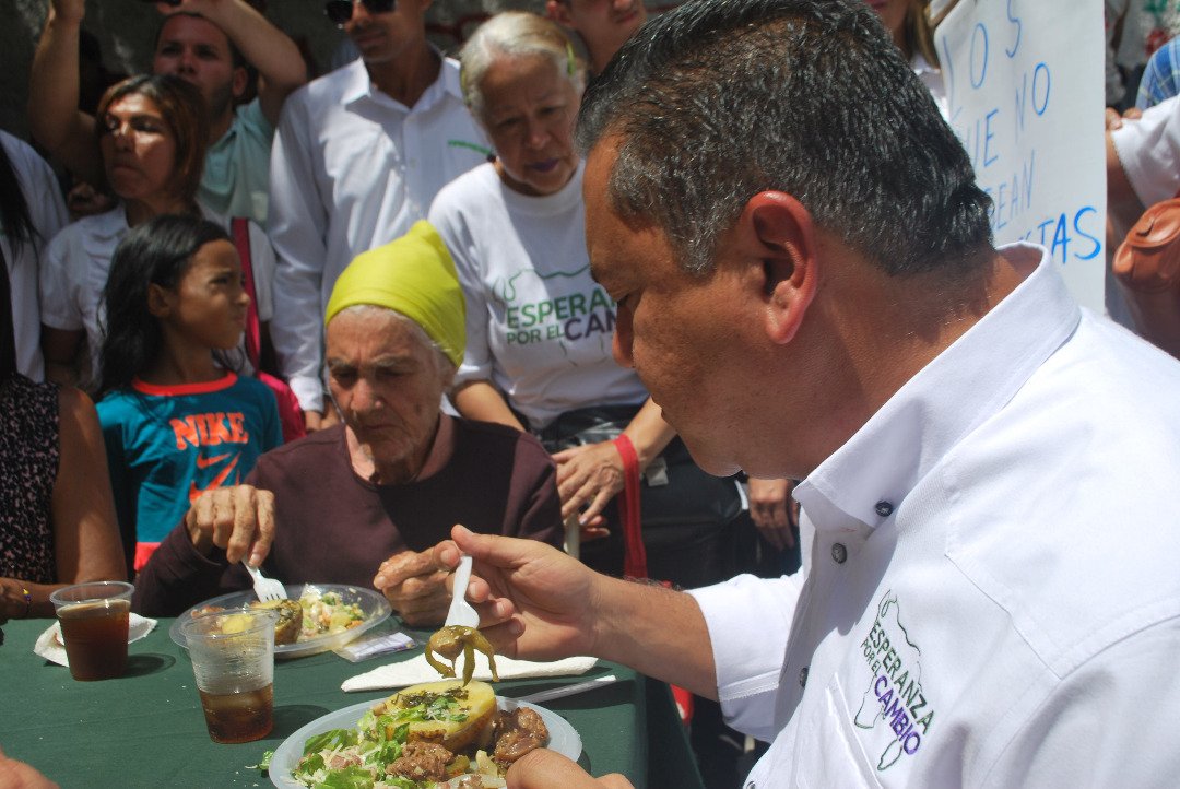 yosoybriceno's tweet photo. Porque ama a su pueblo y su pueblo le ama. #LetienenMiedoABertucci https://t.co/XEih3pULQB