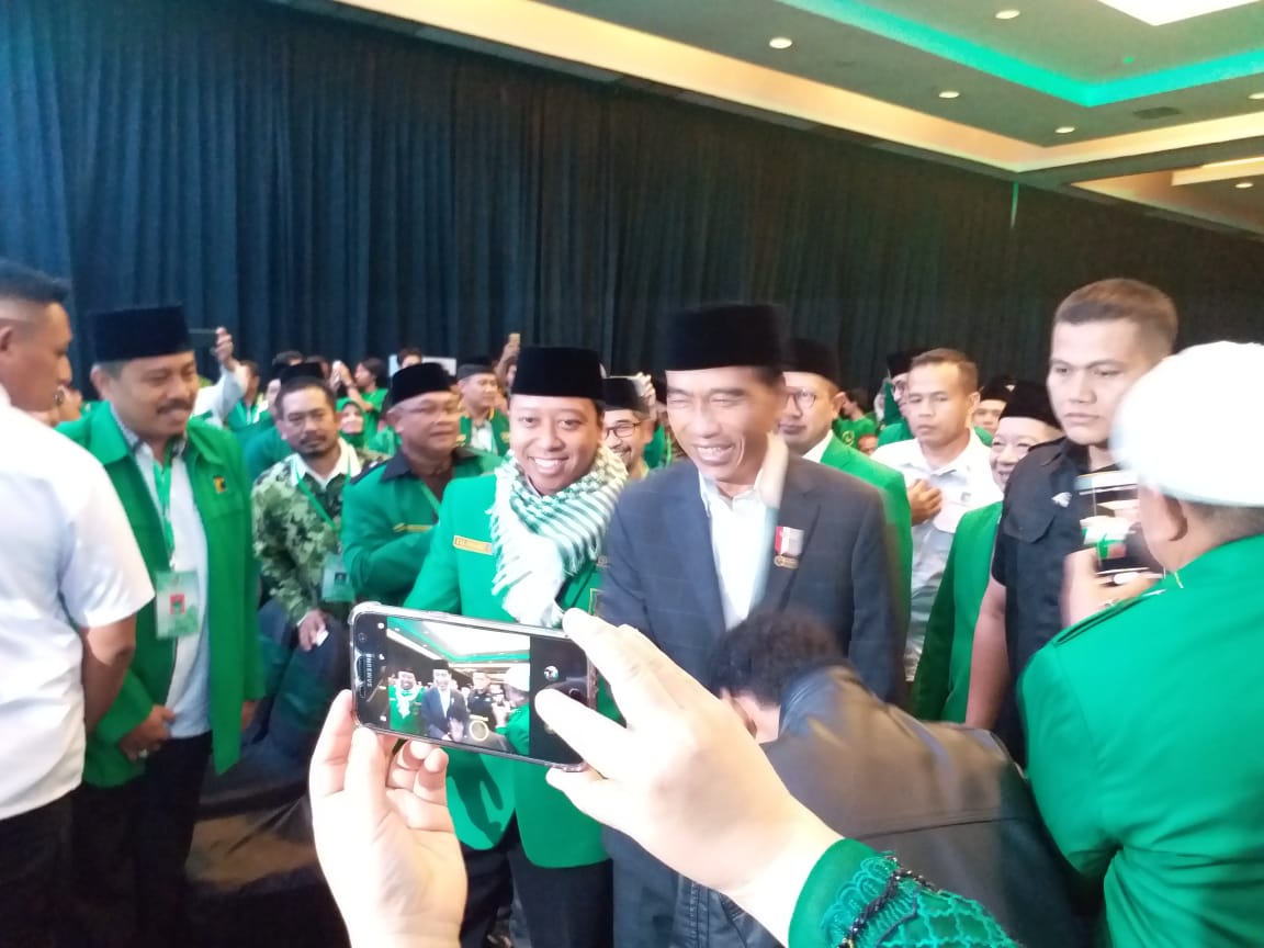 PPPJateng7's tweet photo. Bukti setia cinta Pak Presiden kpd PPP.
Batal hadir dipembukaan Bimtek Nasional DPRD F-PPP se Indonesia karena situasi di Jawa Timur yg tidak kondusif dg adanya beberapa kejadian bom. Akhirnya Pak Presiden menghadiri acara penutupan Bimtek.
#P3ForJokowi
#Romahurmuziy
#PPPJateng7 https://t.co/GvU887vJ9N