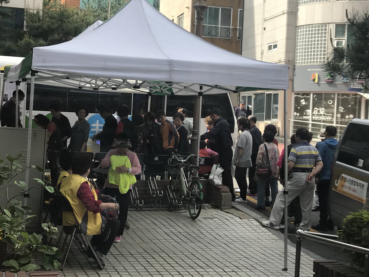 #성남시 수정구보건소 에서는 오늘 오전 수정중앙노인종합복지관에서 취약계층 결핵이동검진을 실시하였습니다.
- 결핵홍보와 결핵교육, 흉부 X-선 검진에 많은 어르신들이 참여하셨습니다 -^^