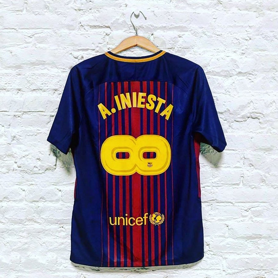 tvmaxdeportes's tweet photo. El #Barcelona presentó una camiseta como un homenaje para #Iniesta donde su ocho se convierte en el símbolo del infinito, la calidad de Don #AndresIniesta es infinita 👏👏. https://t.co/VjxM1rXMcQ