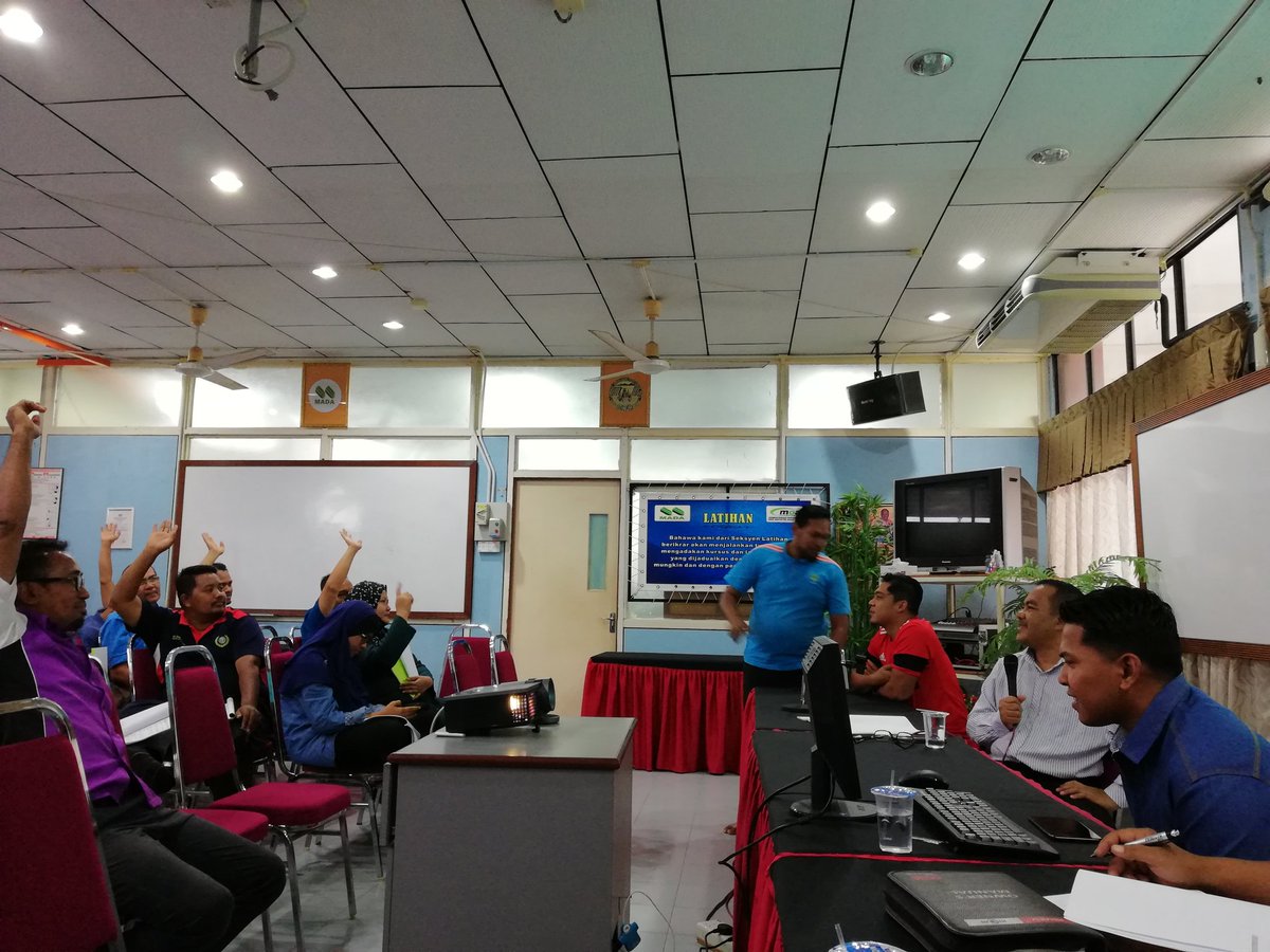 bme_mada's tweet photo. Mesyuarat Agong Kelab Kebajikan, Kebudayaan Dan Sukan Bahagian Mekanikal Dan Elektrikal Kali Ke-28: tahniah kepada ajk yang dilantik dan setinggi-tinggi perhargaan kepada ajk yang lalu.
#bmemada
#madamabeles https://t.co/2tUNWonqka