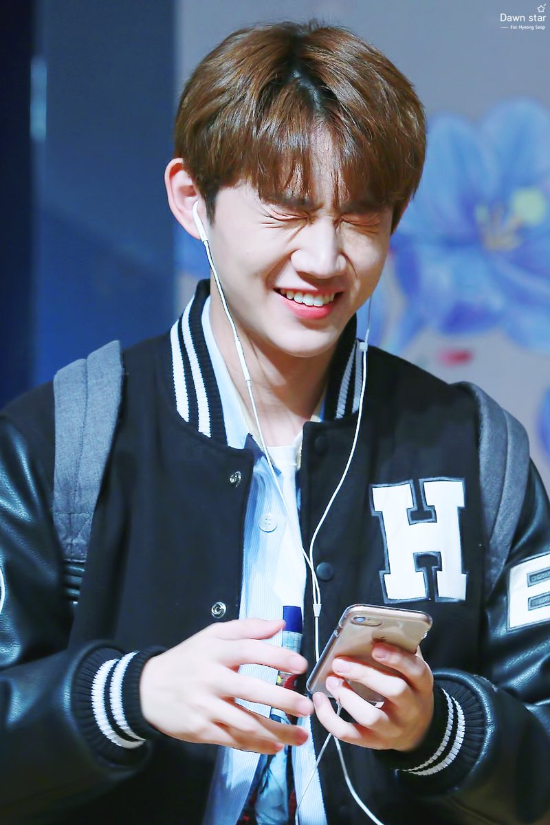 Dawnstar_990809's tweet photo. 180513 강남 팬싸인회 #형섭 #안형섭 #형섭이🐰
선배가 그렇게 웃으면 저는 살 수가 없어요,,, https://t.co/b5ESFK9hQt