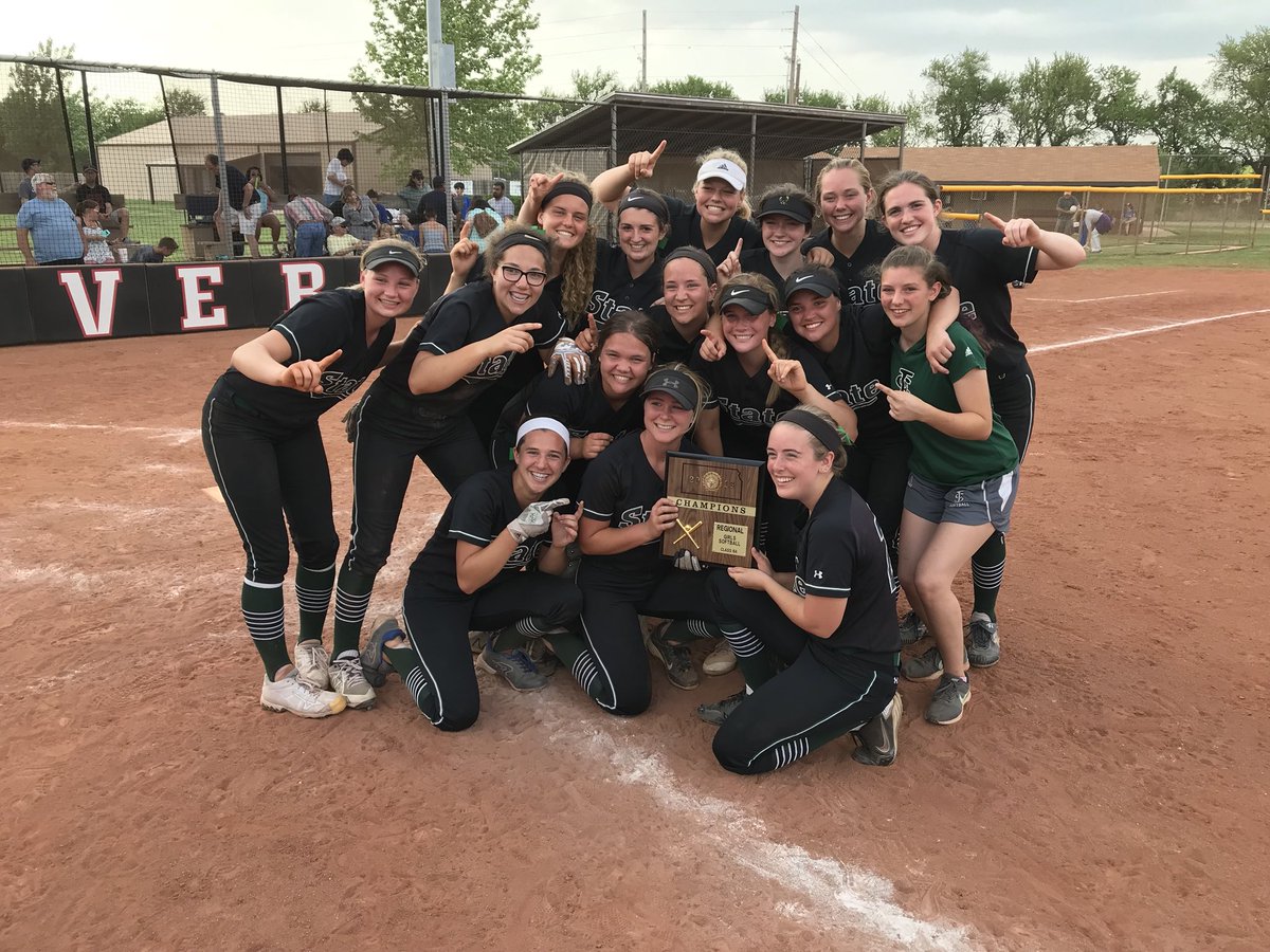 rokchok's tweet image. This team is going to State!  Great job ladies! 💚⚾️🐧🏆🙌🏻👊🏻💪🏻🎟 #StatetoState