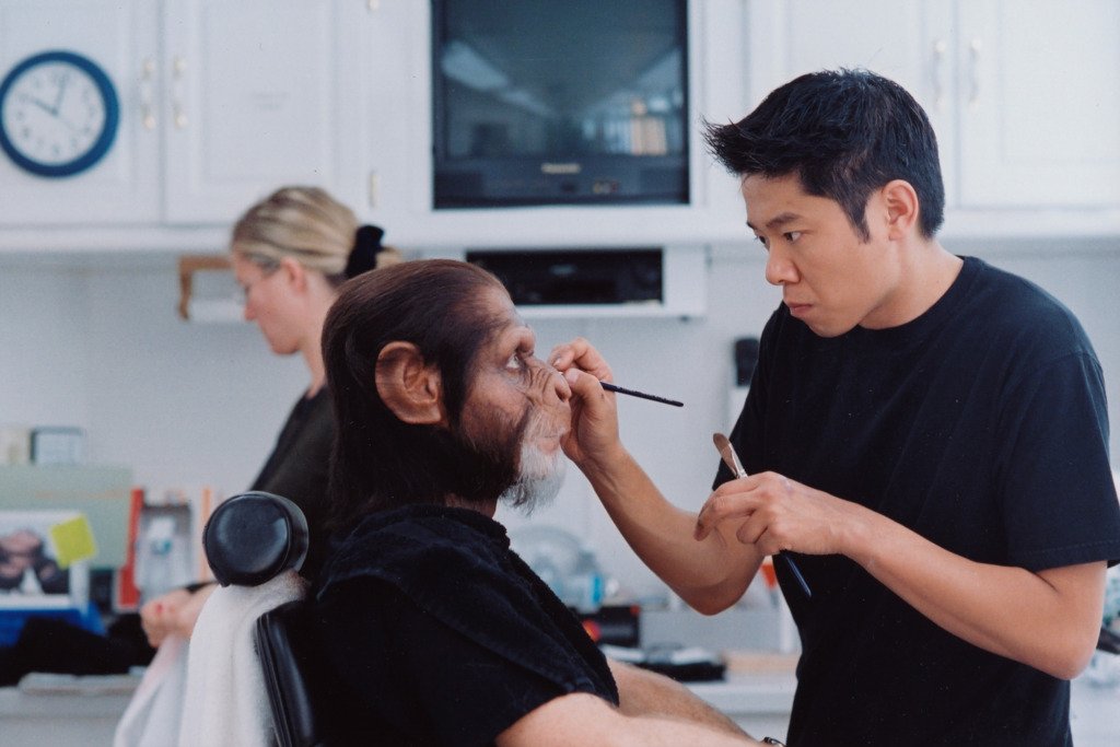 #MonsterKidMonday: #TimRoth getting made up by @KazuStudios for the remake of #PlanetOfTheApes. Hate the film, absolutely worship the flawless ape makeup by @TheRickBaker. He & Kazu should've won the Oscar that year.

@ApesMovies #TimBurton #RickBaker #KazuhiroTusji @TerryNotary