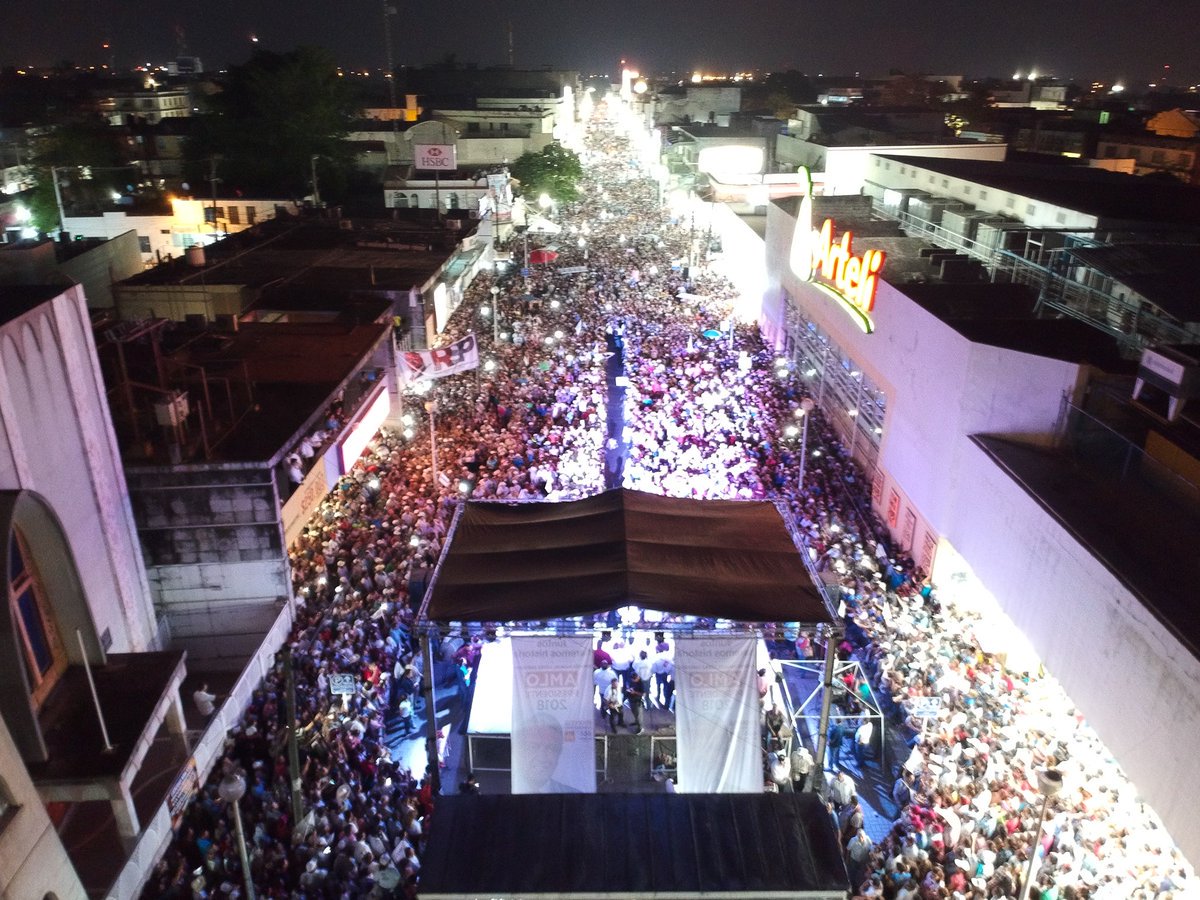 No, no es el cierre de campaña de <a href="/lopezobrador_/">Andrés Manuel</a> en Av. Reforma, es la #AMLOmanía en Ciudad Valles, San Luis Potosí, un lunes por la noche.

Qué belleza.

#AMLOPresidente