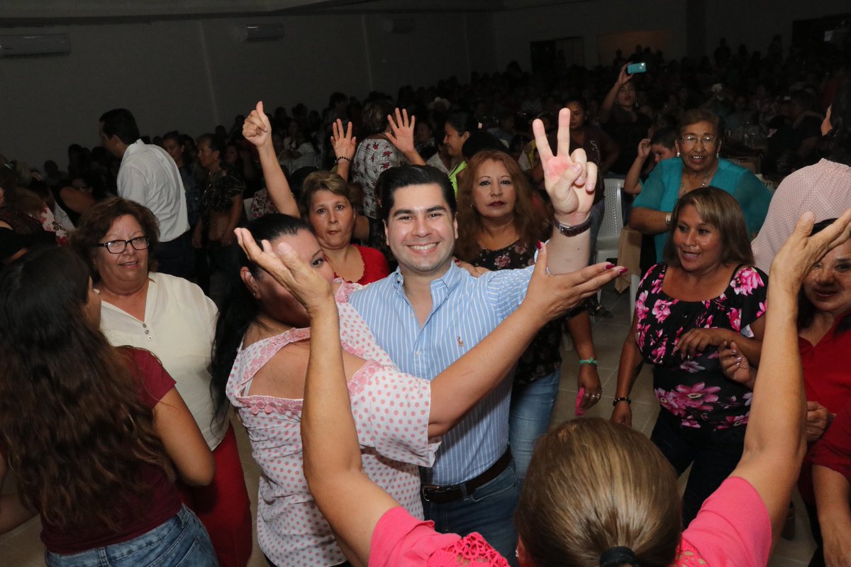 EmeterioOchoa's tweet photo. Con muy buen ambiente seguimos celebrando a las mamás, ahora en Esperanza.¡Gracias amigo @FalyBuelna por invitarme! https://t.co/pB0ubeaxCM