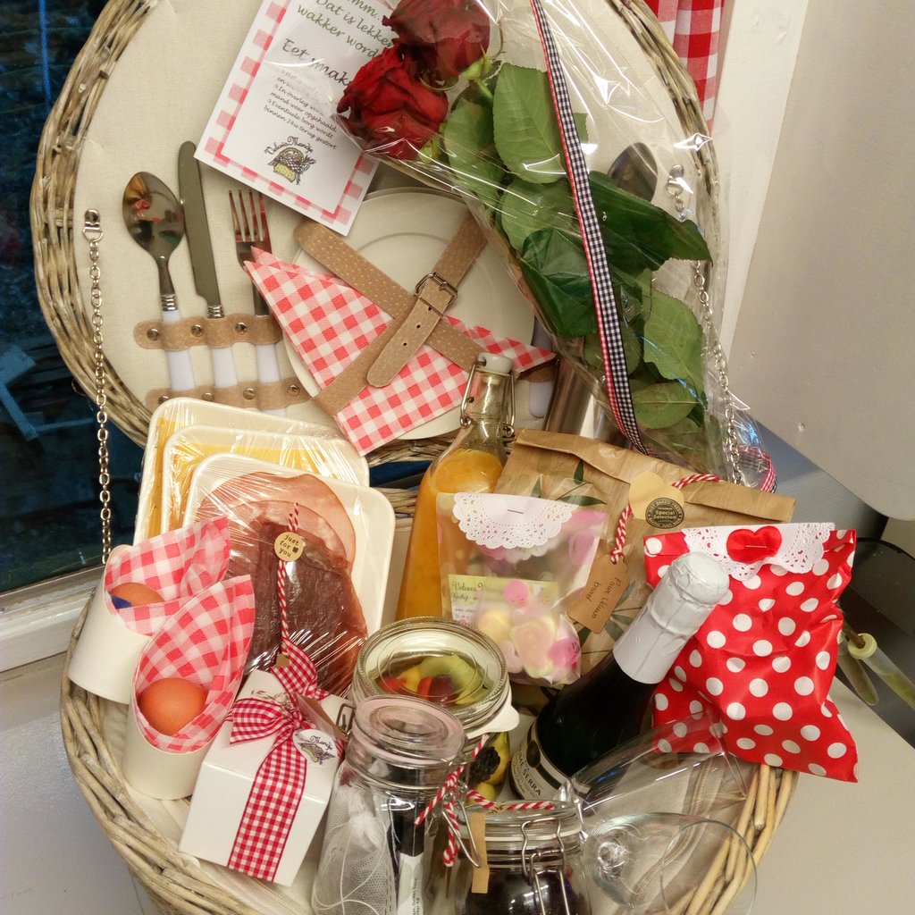 VeluwsMandje's tweet photo. Deze mooie romantische ontbijtmand mag ik vanmorgen naar het aanstaande bruidspaar brengen💝

#trouwen #heerde #bruidspaar #ontbijt #ontbijtservice #ontbijtopbed #ontbijtje #ontbijtmand #romantischontbijt #trouwontbijt #ontbijtaanhuis #ontbijtbezorgd #champagneontbijt https://t.co/VSTLOTj4DX