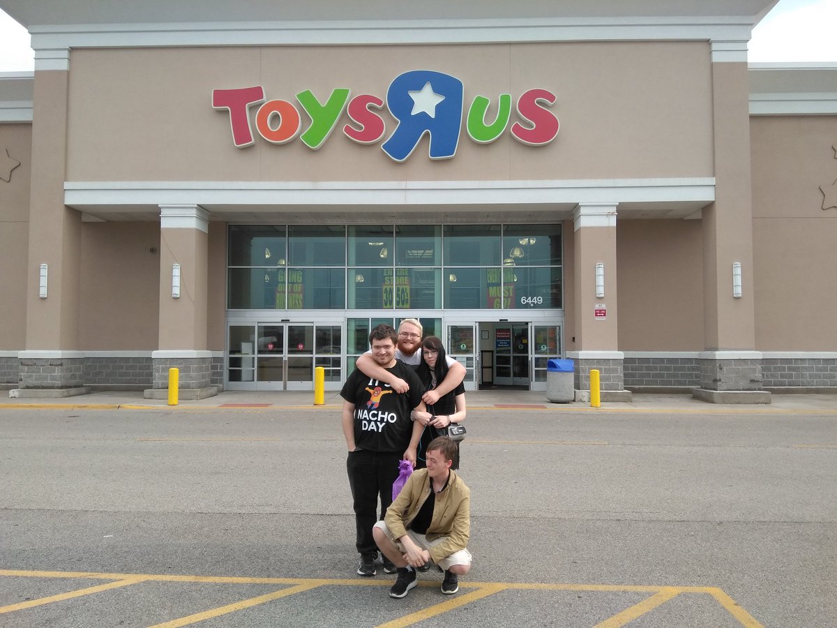 We had to say goodbye together to #ToysRUs. We'll deep down always be #ToysRUsKids 
@VampireChick111 @ThroatPunchAll @GoodnightLove35 @supertornado24 #FigLife #toyspotting