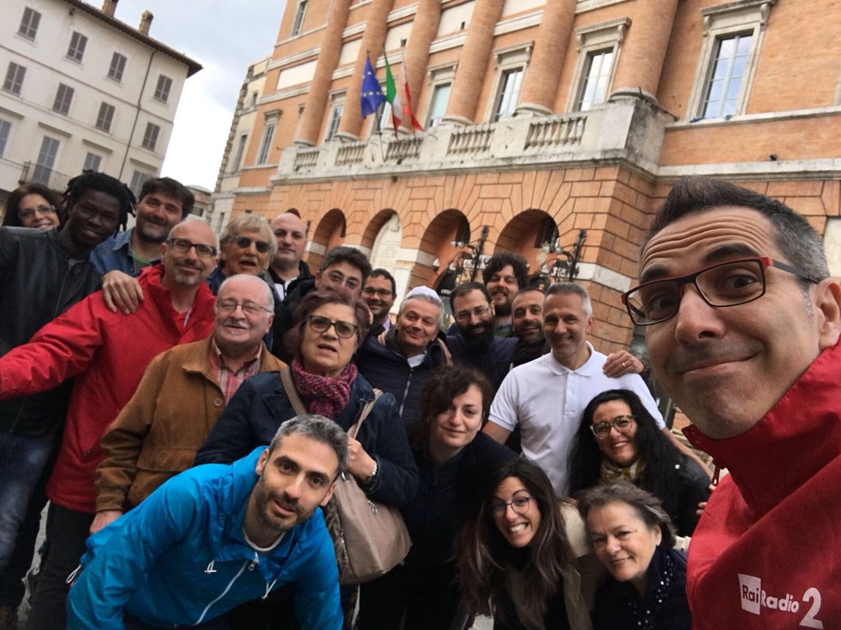Quanti amici a Foligno! Un’altra coloratissima puntata di <a href="/CaterpillarAM/">Caterpillar AM</a> dalle strade di #giro101 e dintorni. Ritwitta e incontrerai molte persone sveglie, ascoltaci su raiplayradio.it/programmi/cate… #Foligno