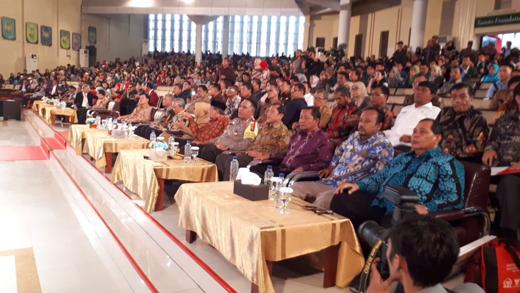 KPK_RI's tweet photo. #festivalkonstitusidanantikorupsi dilanjutkan dengan Seminar Publik Mengawal Demokrasi Konstitusi, Melawan Korupsi! https://t.co/VAj9ggl01X